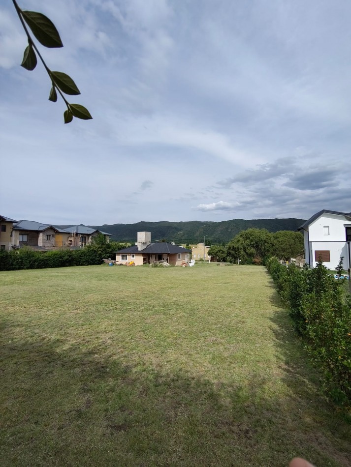 CASA con 1500mts DE TERRENO EN LOTEO BERTONE