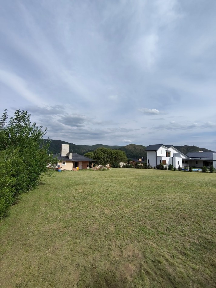 CASA con 1500mts DE TERRENO EN LOTEO BERTONE