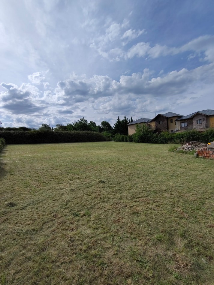 CASA con 1500mts DE TERRENO EN LOTEO BERTONE