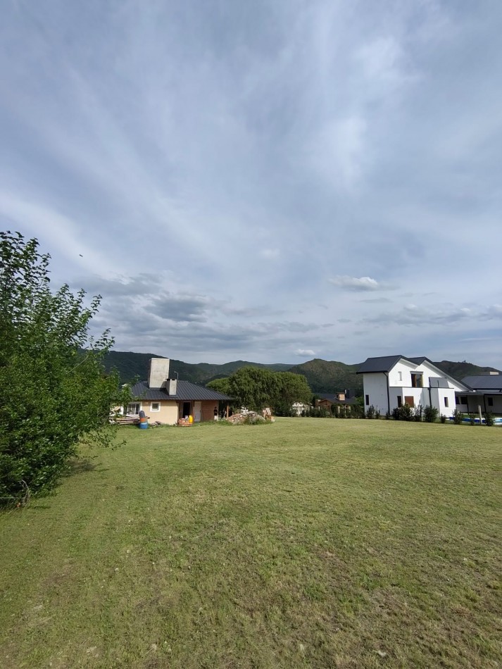 CASA con 1500mts DE TERRENO EN LOTEO BERTONE