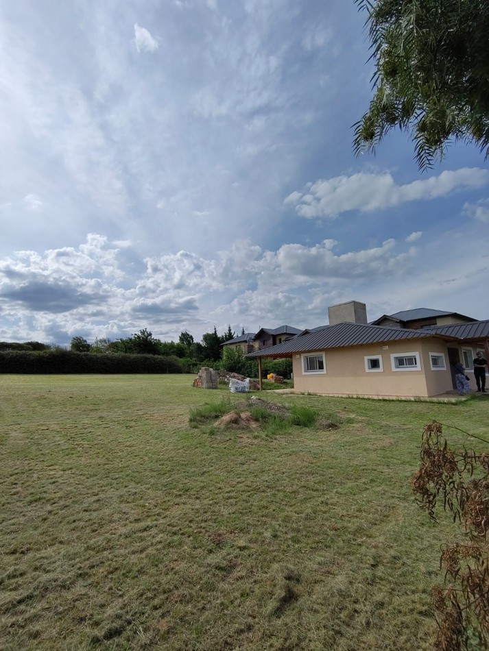 CASA con 1500mts DE TERRENO EN LOTEO BERTONE