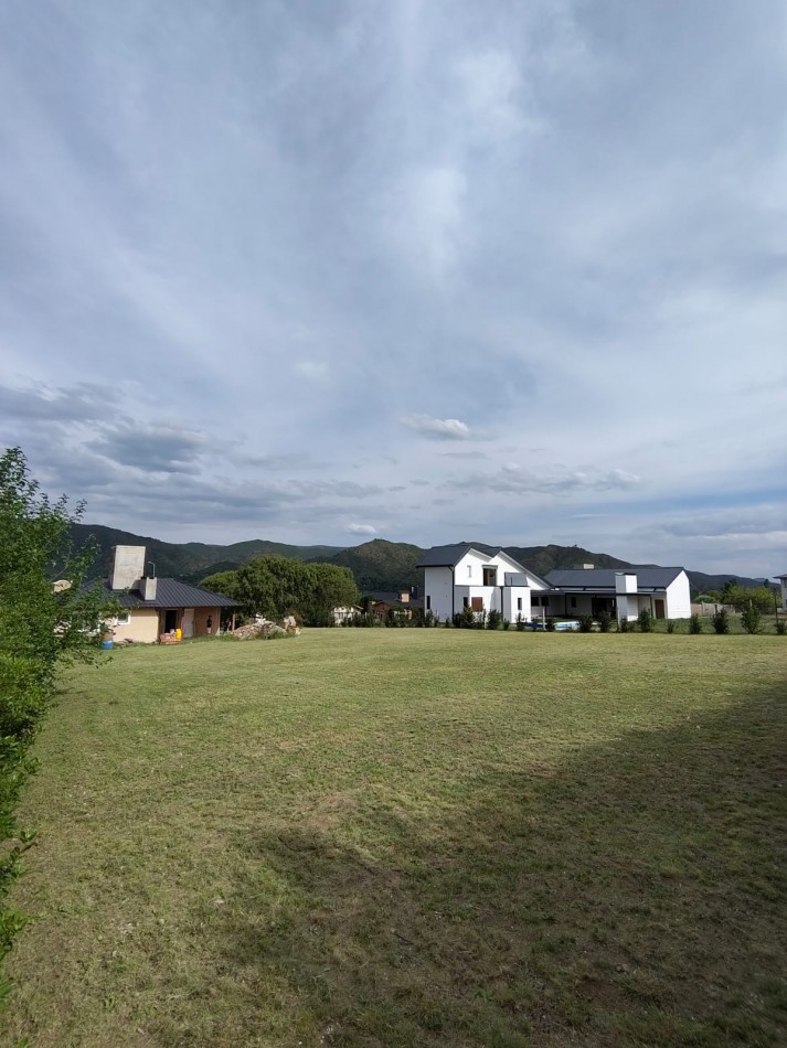 CASA con 1500mts DE TERRENO EN LOTEO BERTONE